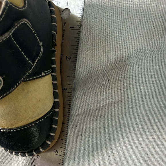 Baby size 14 leather cozy fuzzy lined Velcro tie shoes with rubber sole - Picture 15 of 15